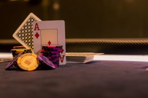 Bàn baccarat với quân bài và chip đặt cược cận cảnh