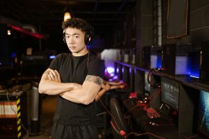 Không khí một giải đấu e-sport với sân khấu và khán giả theo dõi